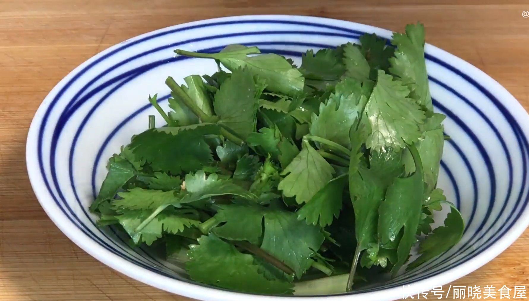 不管煎什么鱼,切记不要直接下锅,教你一招,不粘锅不掉皮