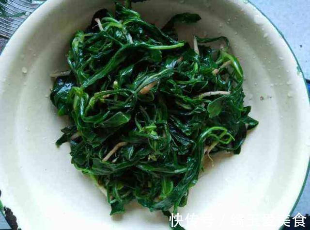 这草蛇见了就跑,人称“鬼都怕”,以前拿来喂猪,如今变富贵餐!