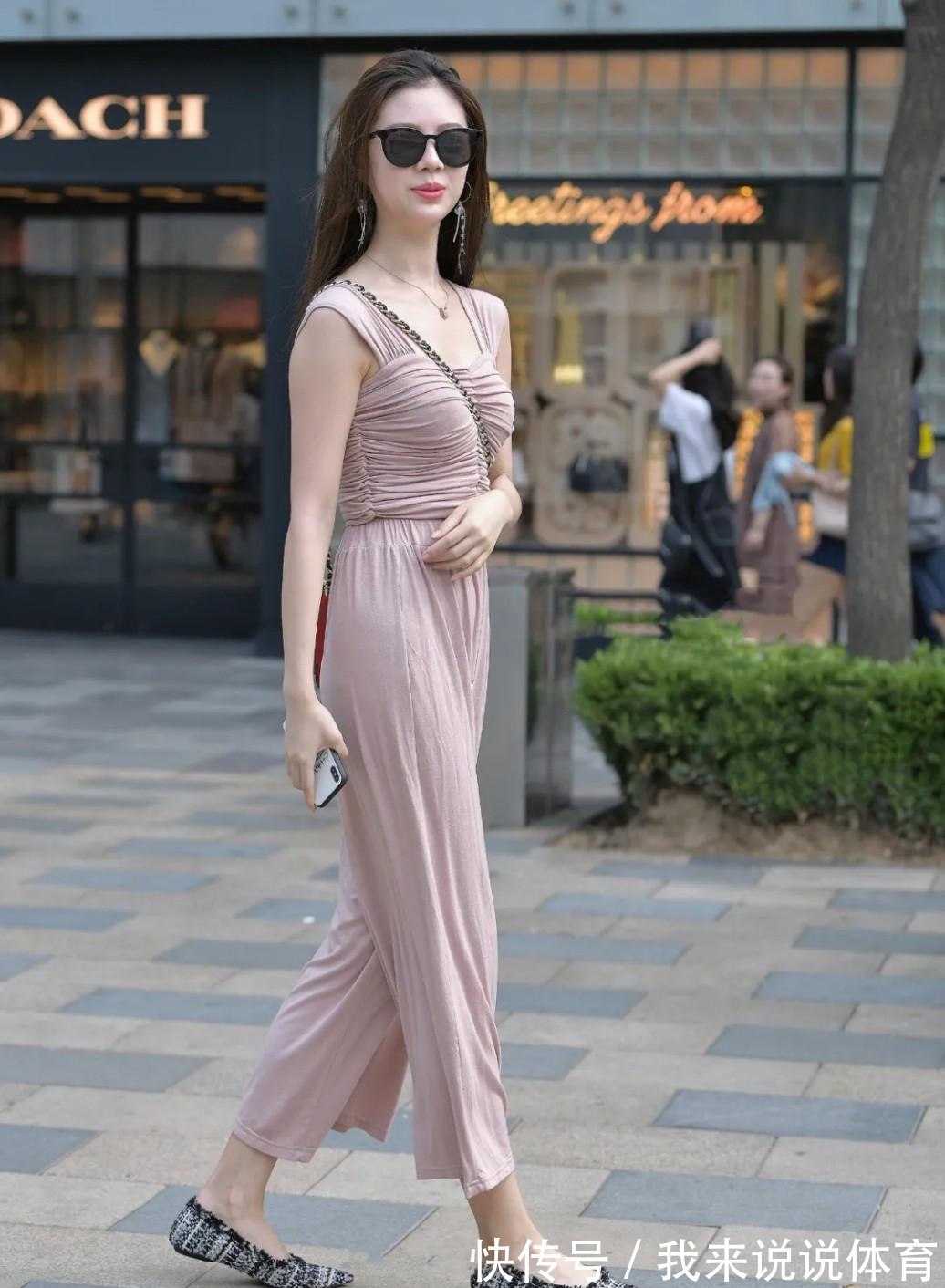 高新科技 时尚清凉的上装,搭配酷帅飘逸的阔腿裤,休闲惬意又有魅力!