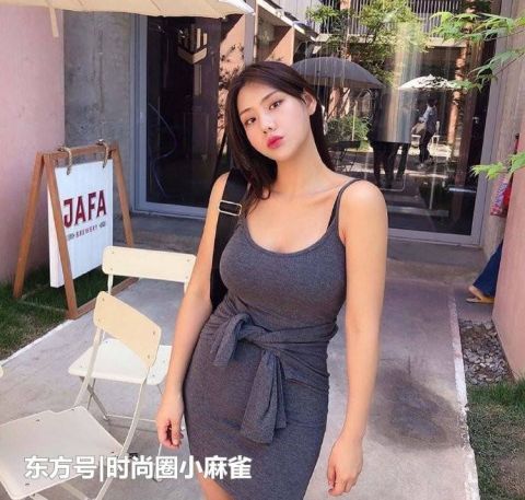 街拍|街拍搭配连衣裙的小姐姐,曲线曼妙,美不胜收