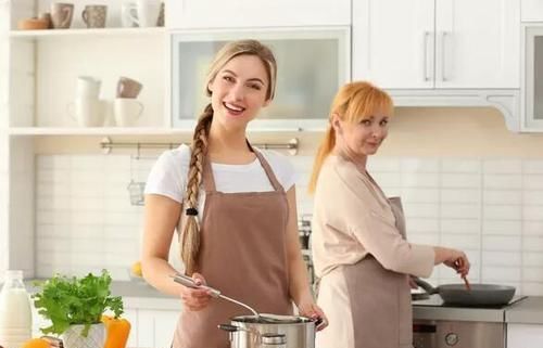 厨房|炒菜时锅盖不知道往哪放教你一个锅盖收纳妙招,简单又方便