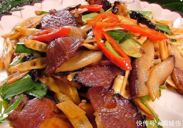 冬天,它和腊肉是天生一对,“金衣白玉,蔬中一绝”,香到舔盘子