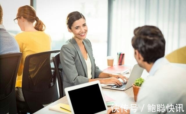 倾听时要注意的四个细节,做好三个同步,可以让顾客的话题不断