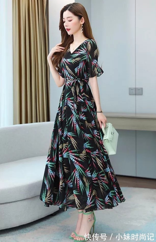 裙子|V领海边度假长裙子,高贵的典范