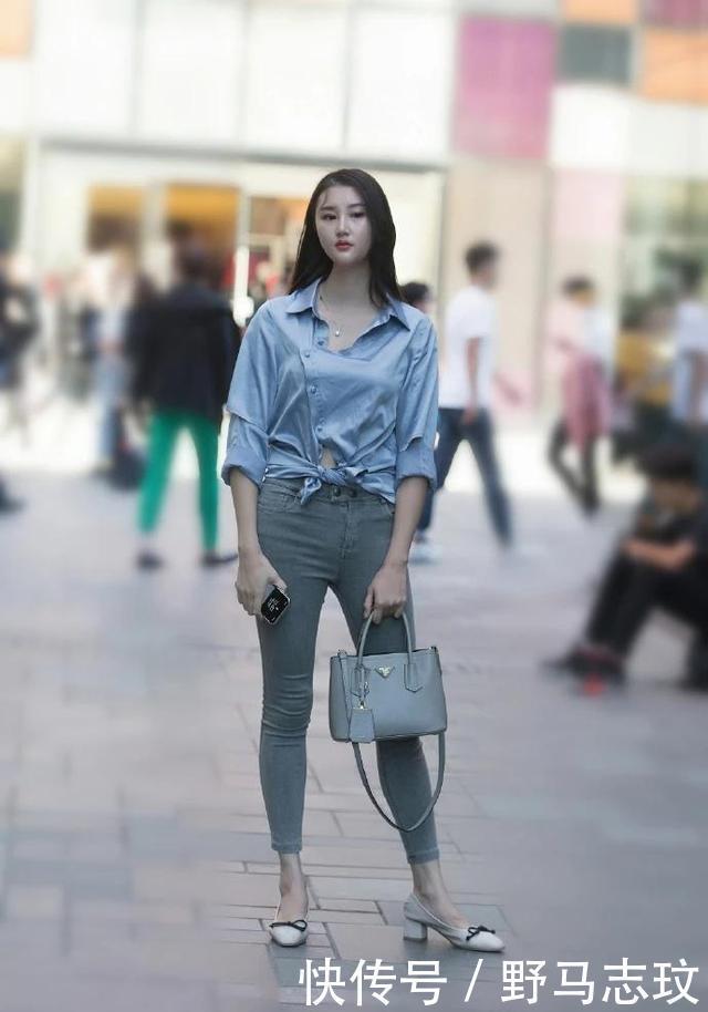 青春|身材好的女生这样穿真好看, 蓝色衬衫搭配牛仔裤, 彰显青春活力