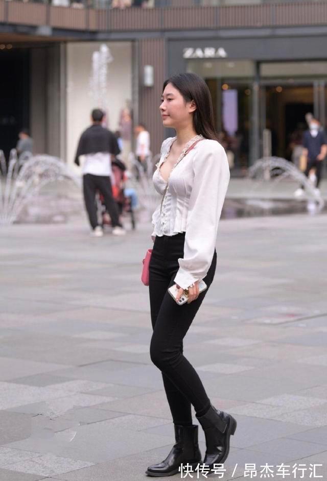 丝绸 丝绸白色上衣搭配黑色长裤,娇嫩丰盈,温文尔雅