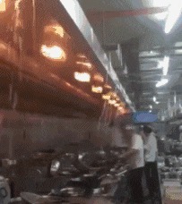 |搞笑GIF:温馨提示:朋友结婚放鞭炮千万别再这样了