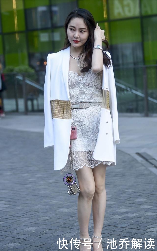 身材|微胖身材怎么搭配秋装?美女利用白色的优缺点,展现微胖美和气质