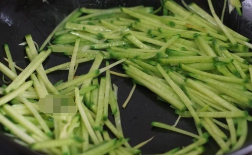  香肠|这菜是“小人参”，1块一斤，鲜嫩美味，我家三天两头吃