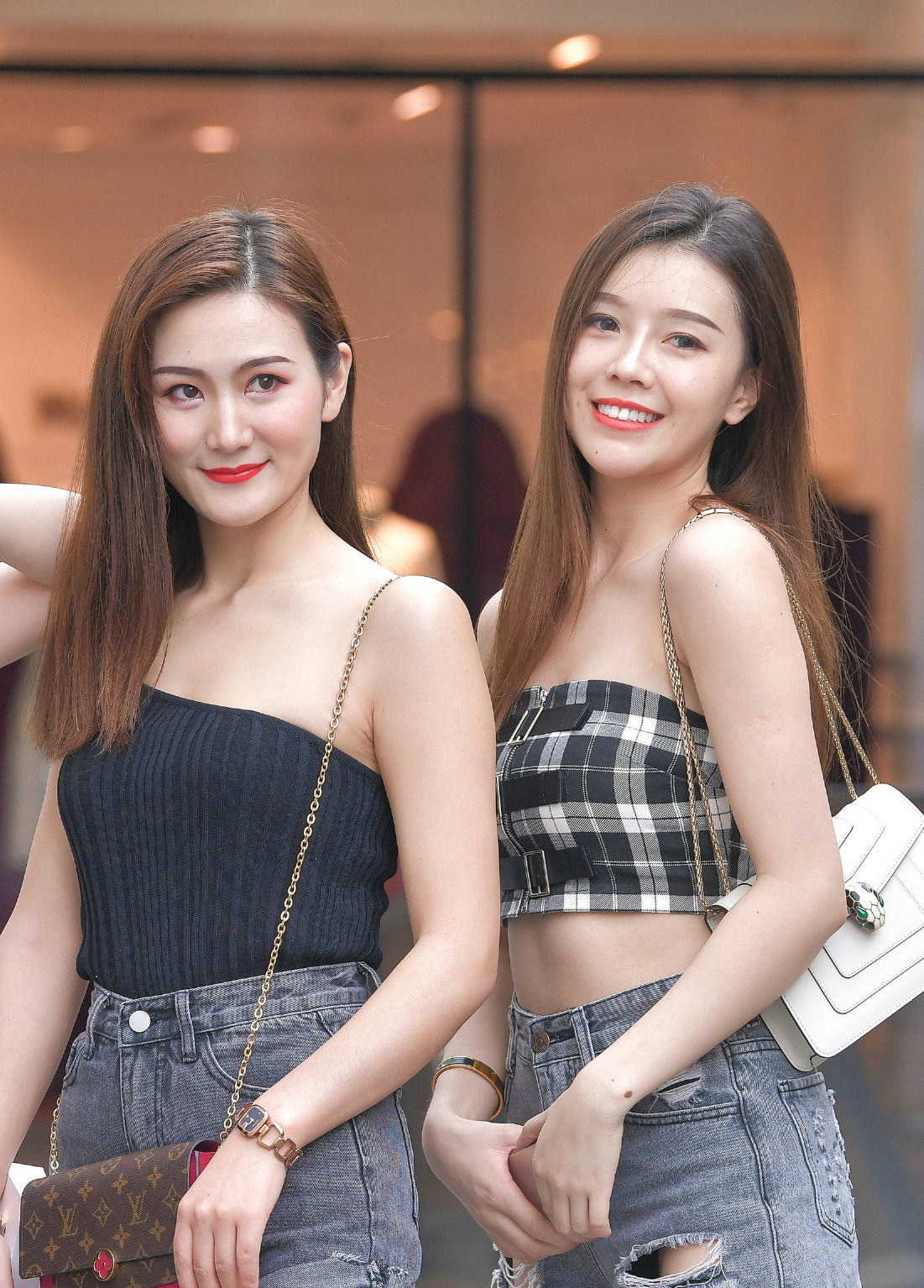 街拍: 格纹抹胸搭配牛仔短裤, 装扮出自然的美感