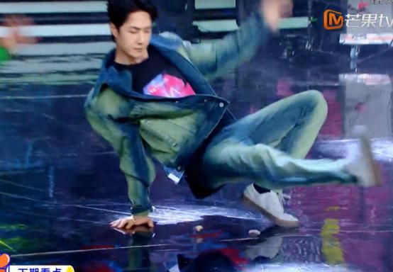  王一博|《天天兄弟》后期多照顾王一博？看清出场时的背景色，细节全是爱