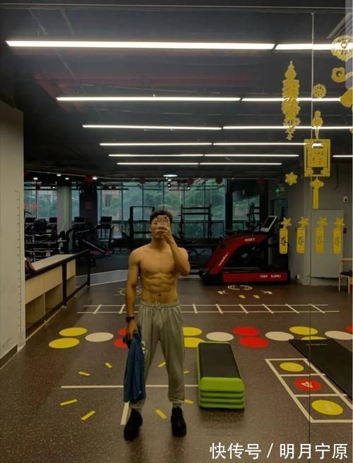 健身|拥有八块腹肌人鱼线的体育生,网友:不争气的眼泪从嘴角流了下来