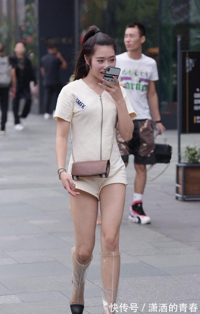 pvc|白色简约连体裤搭配透明雨靴,设计独特,时尚精致