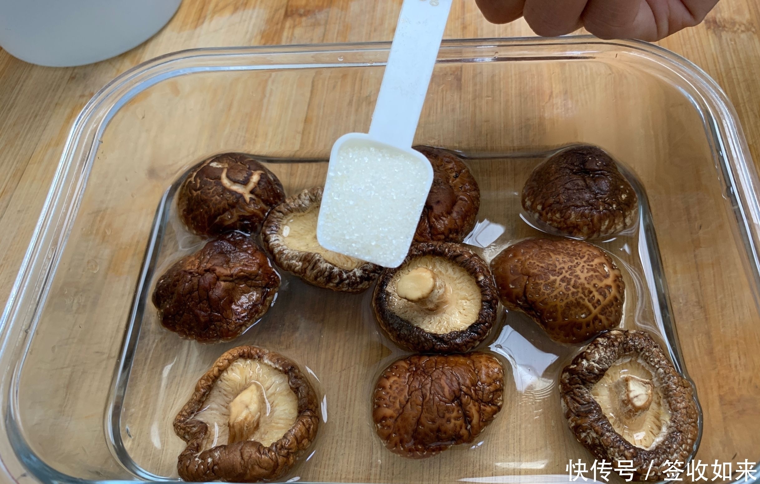 泡发干香菇,到底用热水还是凉水?原来一直做错,难怪营养流失