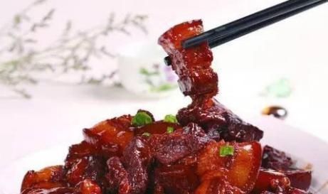 做红烧肉时，用冰糖还是白糖厨师长做错了，难怪红烧肉会发苦