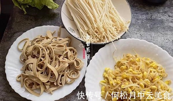 此菜上桌米饭都不够了，食材丰富多样做法也简单，好吃不敢多做！