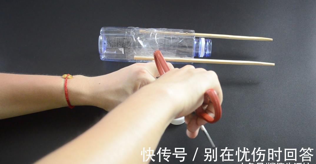 筷子|塑料瓶上绑2根筷子, 这个作用太棒了, 解决了很多家庭的烦恼