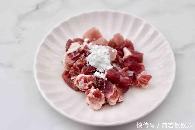 打卤面|天越热越要吃热面,黄瓜肉丁打卤面,越吃越爽,吃完一身爽