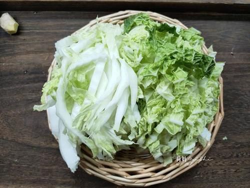  孩子|天冷了，给孩子煮一锅大白菜肉丸汤，汤鲜肉嫩，营养又美味！