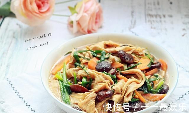 浸泡|立秋之后,补钙化痰多吃腐竹,2种素菜炒一盘,真比肉还香