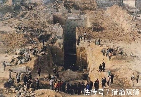 随葬品!倒霉的盗墓贼:和同伙内讧被关在唐代古墓中,在墙角枯坐上千年