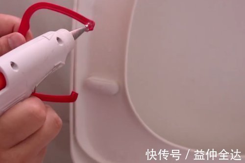 把油桶提手粘在马桶上，手再也不用碰马桶，解决了家家户户的烦恼