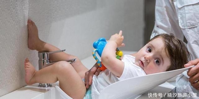 男女有别|宝宝拉臭臭后,第一步用水冲,还是用纸擦看看你做对了没