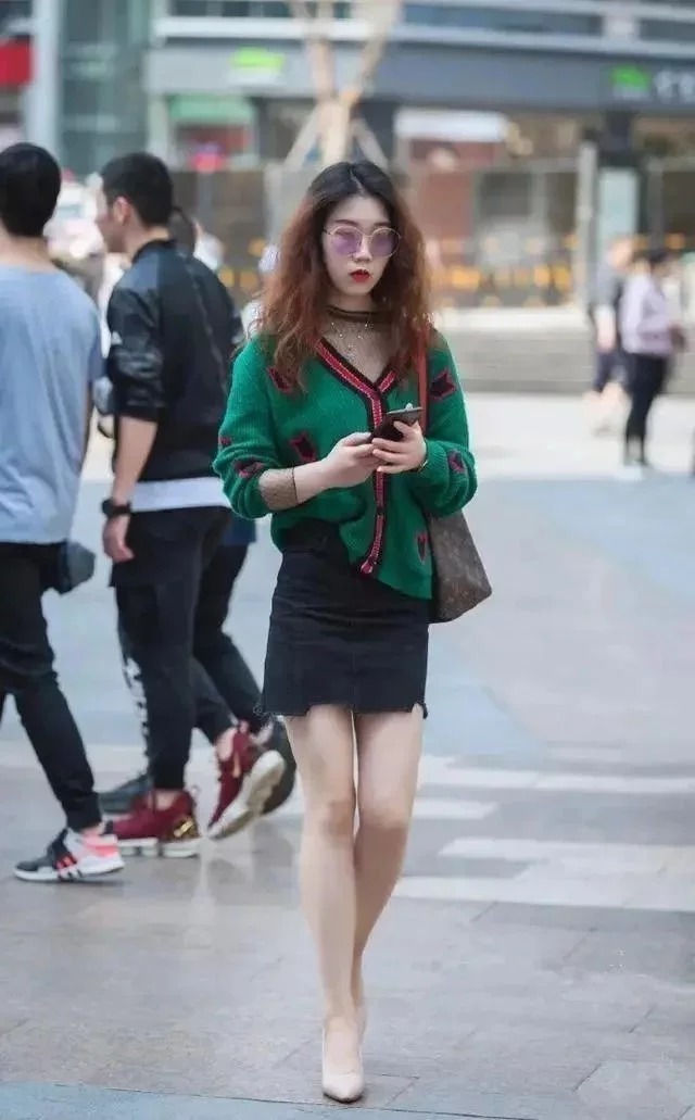 街拍:美女一身全白造型,肩挎小包点缀,很时尚