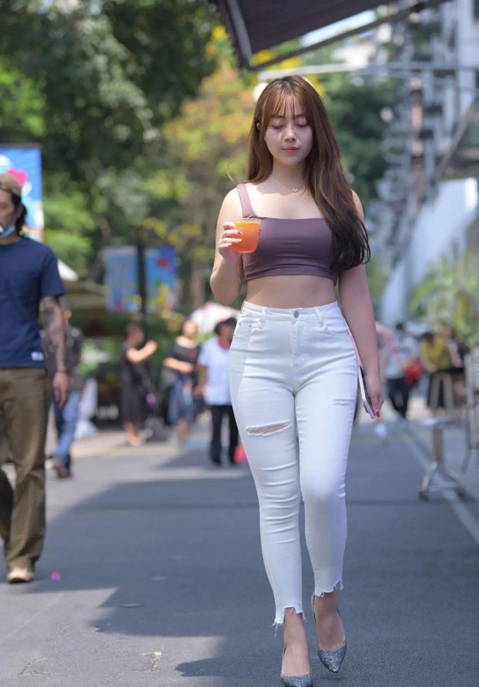 喜欢|美女街拍:微胖的北方美女,爸爸喜欢的类型,结婚后可能会有很多后代