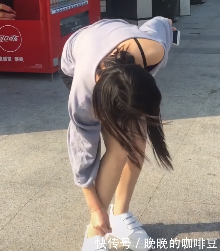 小姐姐穿搭简约很舒服，转眼却在换鞋，但她还需要一把椅子！