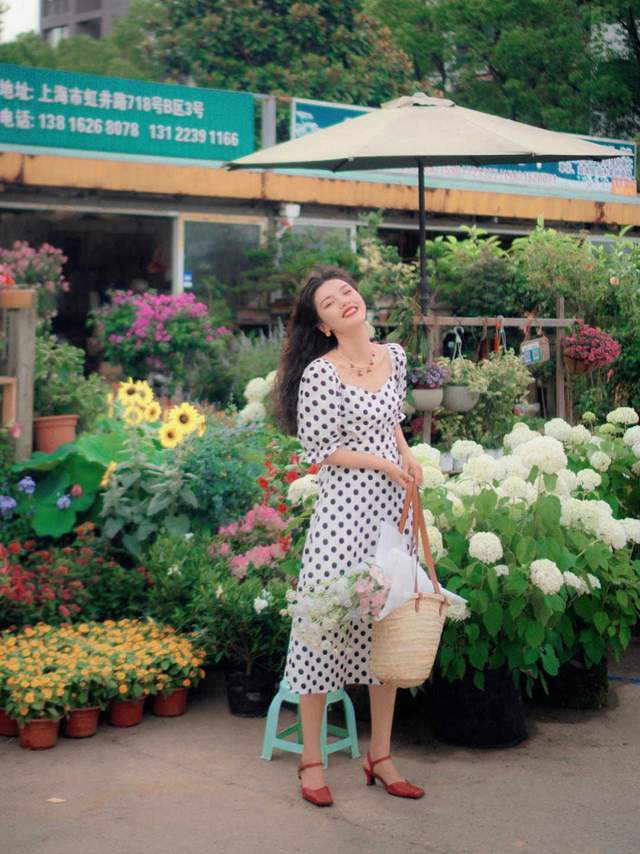 淡雅 40+女生秋天备这3条裙子,搭配西服、针织衫更优雅,时髦又减龄