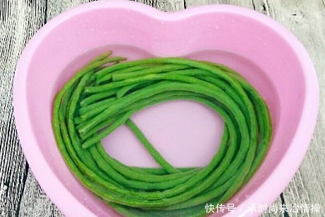 农村|豇豆别放冰箱保存了,农村大娘教我1个土方法,放一年也不怕坏