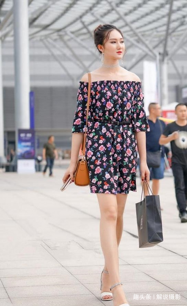 针织衫|路人街拍,美女针织衫搭配浅绿色休闲裤,洋气十足