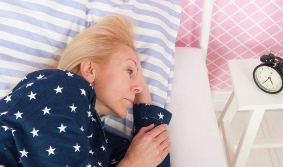 半夜醒来|半夜睡醒有4个反常,可能是糖尿病找上门了,不得轻视