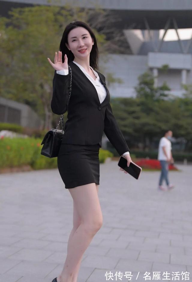针织服|黑色针织上衣,搭配短裙,成熟优雅