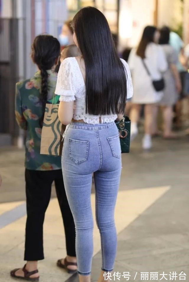 搭配 穿上气质的打底裤搭配技巧，穿上设计性的裙子型，会让你更加英俊！