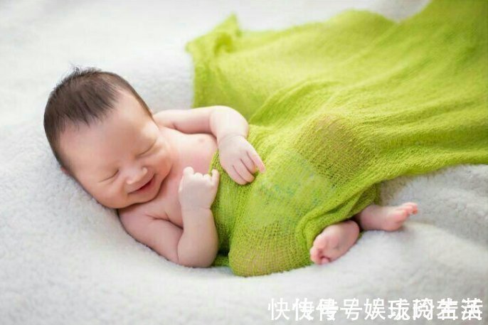 母乳|喂母乳到底有多疼?宝妈用手臂做了实验,网友:心疼妈妈们