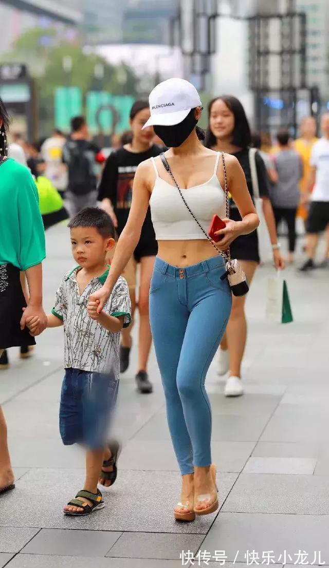 牛仔裤 吊带的背心,搭配紧身的牛仔裤,整体的身形看上去十分完美