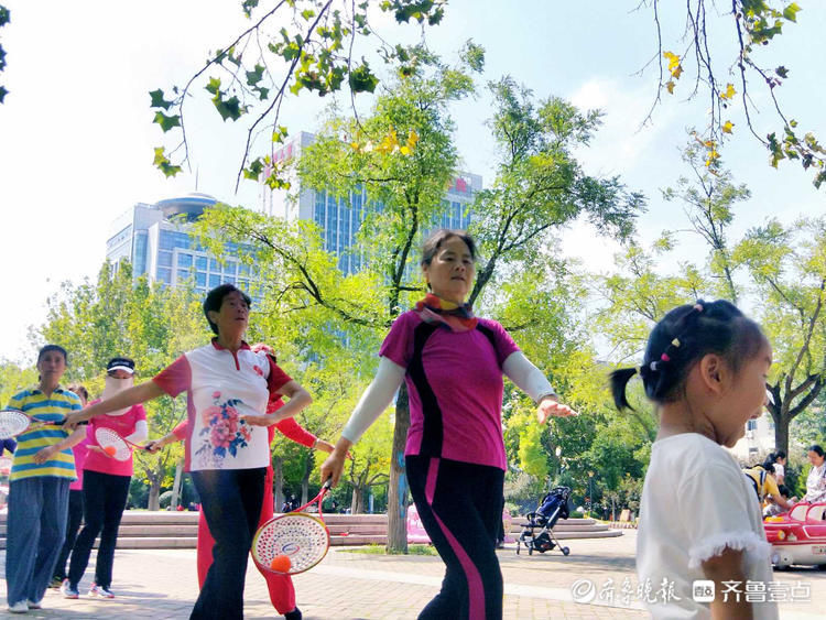 超赞！济南槐苑广场秋色怡人，是晨练休闲的好地方|情报站| 曹蕾