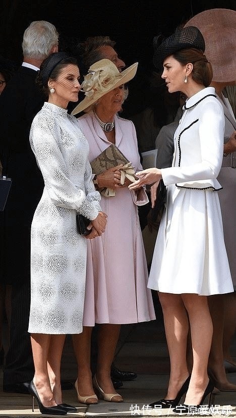 凯特 莱后和凯特同穿蓝色印花裙一个裙子太松垮显胖,另一个活泼娇媚