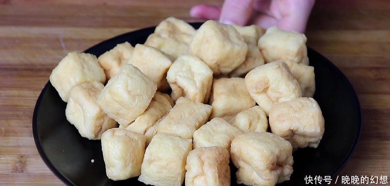 大厨教你油豆腐这样做，简单家常，开胃下饭，比吃肉还解馋
