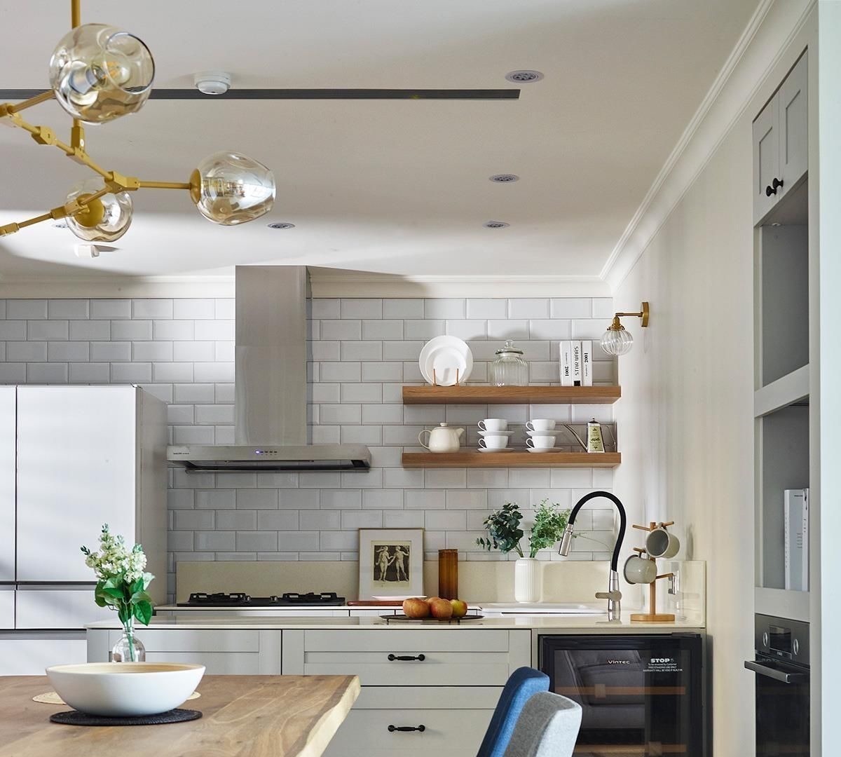 卧室床|她家122㎡的房子一入户就把人迷住,全屋堪比电影中的场景,太美了