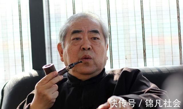 线条&范曾的字看起来蜿蜒曲折,水平到底如何?其实他在书法圈没有地位