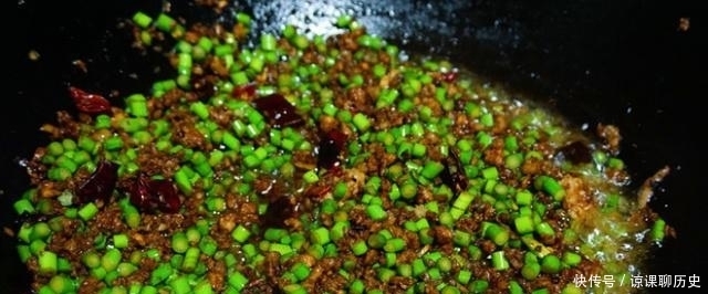蒜苔|蒜苔新吃法，不炒蛋，不炒肉，这样炒鲜香还补钙，孩子爱吃！
