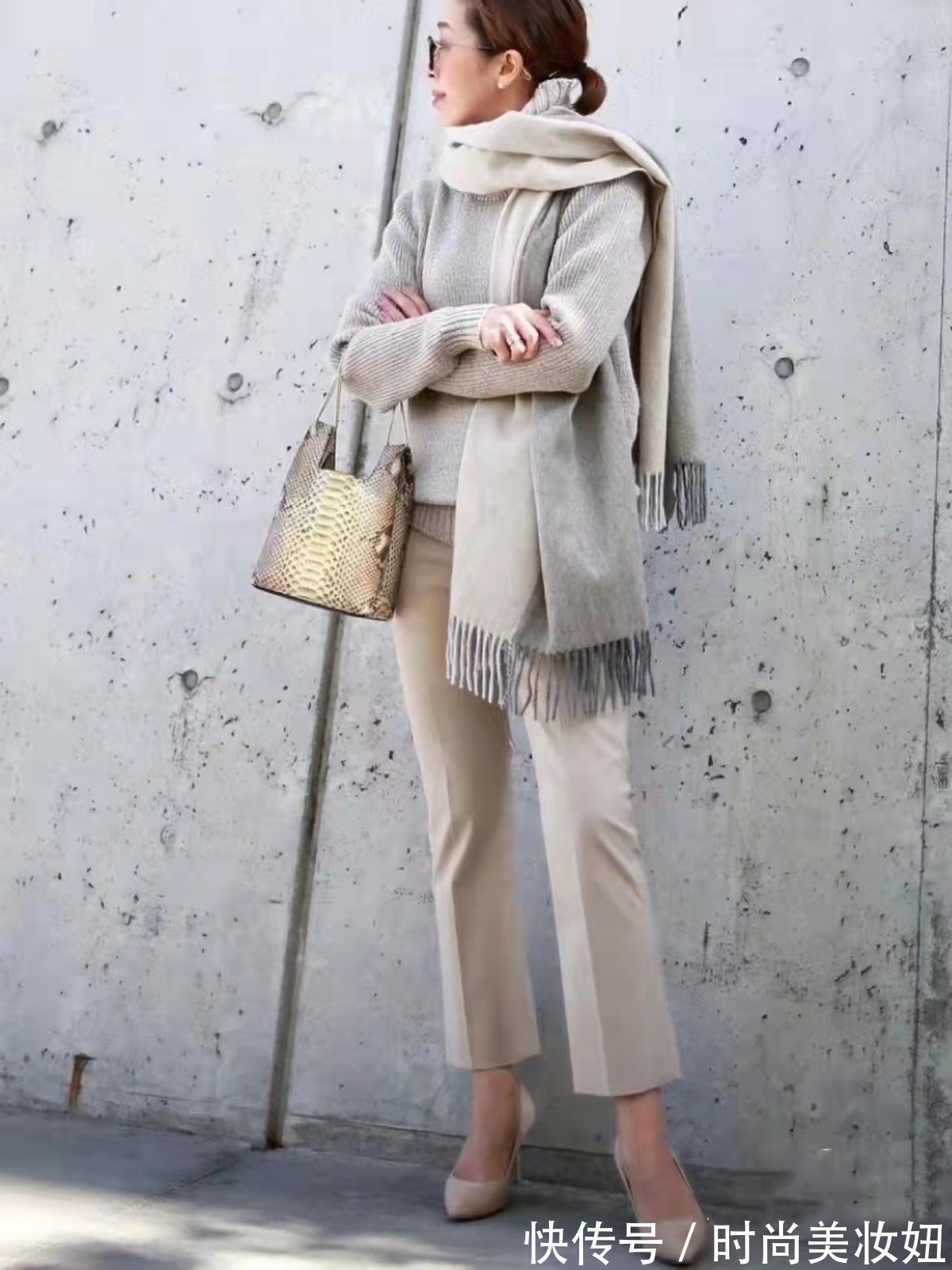 女人|40岁女人穿毛衣时,尽量少踩这四个雷区,拉低档次还显胖