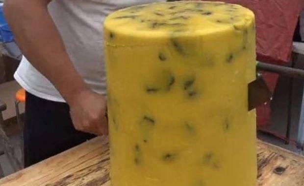 不常见|男子卖“切糕”30元1斤,路人嫌贵不想买,食客笑他们“眼拙”