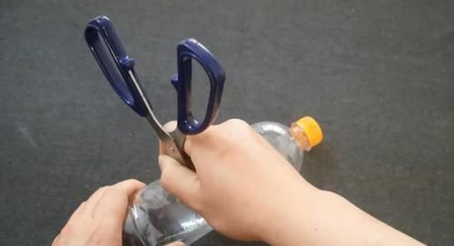 家家户户|赶紧在衣柜里放一个塑料瓶,解决了家家户户的难题,可以告诉家人