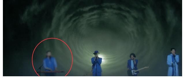 伴奏者|《哥哥》最新一期舞臺播出，霍尊被模糊處理，全程只有1只手出鏡