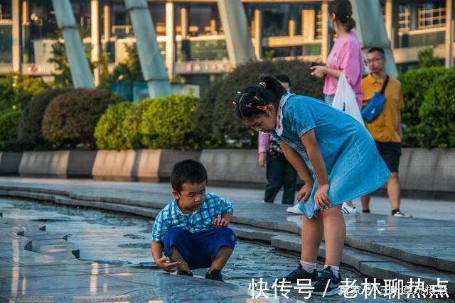 浮雕|在杭州西湖文化广场桥上，看快乐玩耍的孩子们