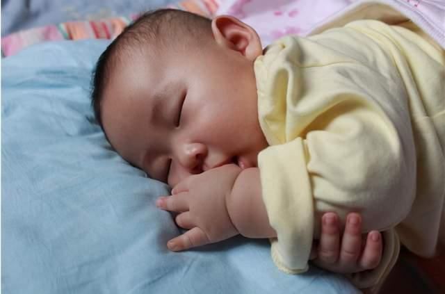 家长|通过“睡姿”能看出孩子性格?如果是第二种睡姿,家长就偷着乐吧